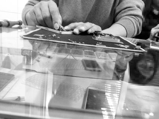 一位老板正在翻新手機(jī)。