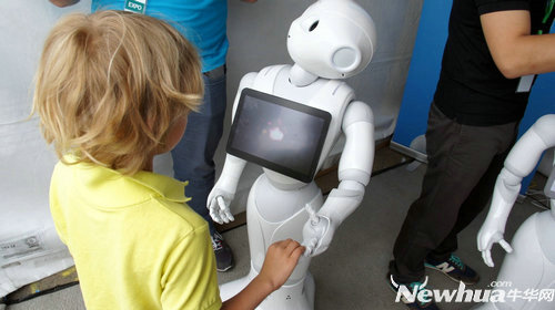 Pepper使用體驗：外形可愛的“陪伴型”情感機器人