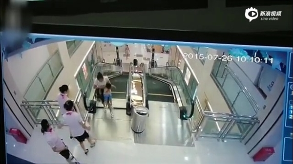 視頻:女子被攪入手扶電梯身亡 太慘了!