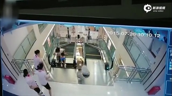 視頻:女子被攪入手扶電梯身亡 太慘了!