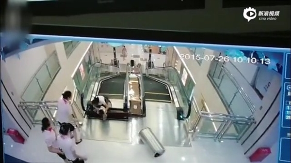 視頻:女子被攪入手扶電梯身亡 太慘了!