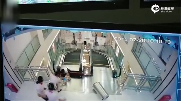 視頻:女子被攪入手扶電梯身亡 太慘了!