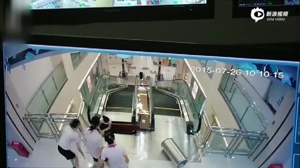 視頻:女子被攪入手扶電梯身亡 太慘了!