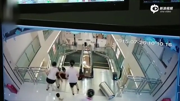 視頻:女子被攪入手扶電梯身亡 太慘了!