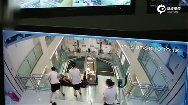 視頻:女子被攪入手扶電梯身亡 太慘了!