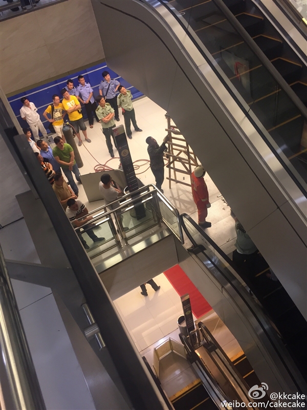 視頻:女子被攪入手扶電梯身亡 太慘了!