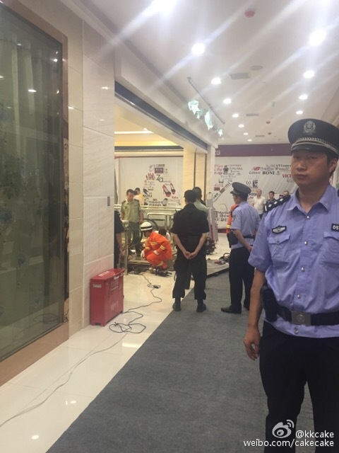 視頻:女子被攪入手扶電梯身亡 太慘了!