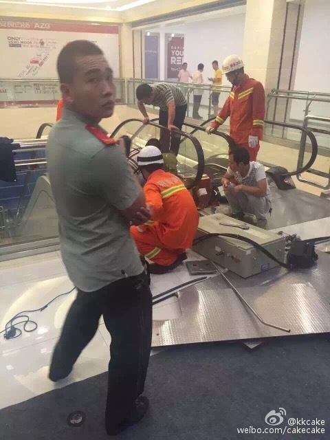 視頻:女子被攪入手扶電梯身亡 太慘了!