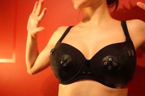 胸罩當手柄！女朋友與游戲的完美結合