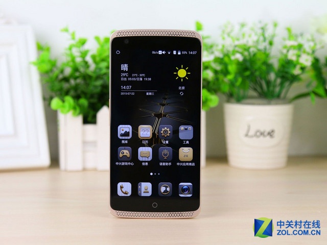 搭大猩猩抗菌屏 中興AXON天機(jī)首發(fā)上市