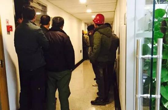 不明 辦公室 人員 新聞