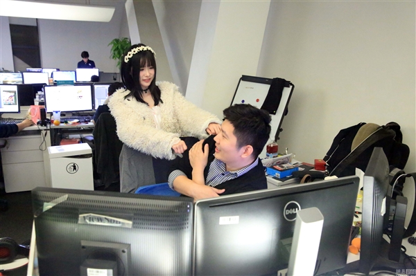 手游公司“雙11”福利:請美女為男程序員按摩