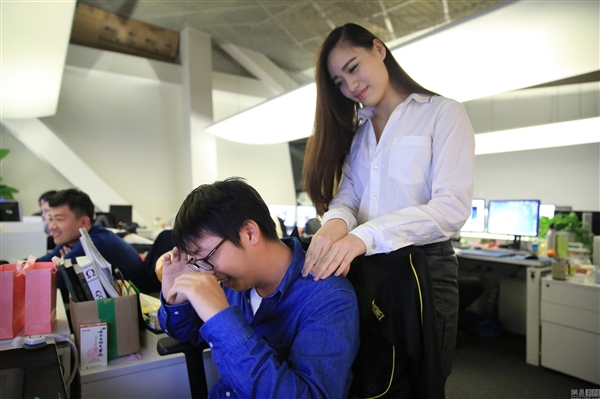 手游公司“雙11”福利:請美女為男程序員按摩