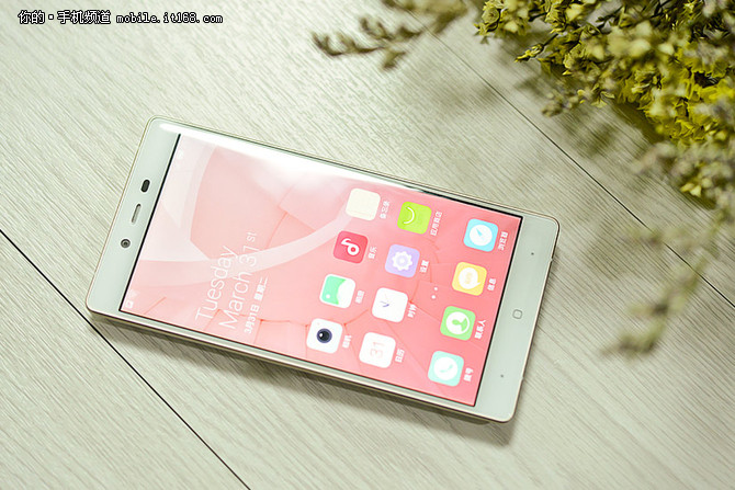 驍龍801+32GB<a href=/tags/2778-0.html target=_blank class=infotextkey>內(nèi)存</a> IUNI i1暴跌至899元