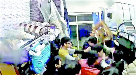 大學生網上叫外賣 吃出一串鑰匙