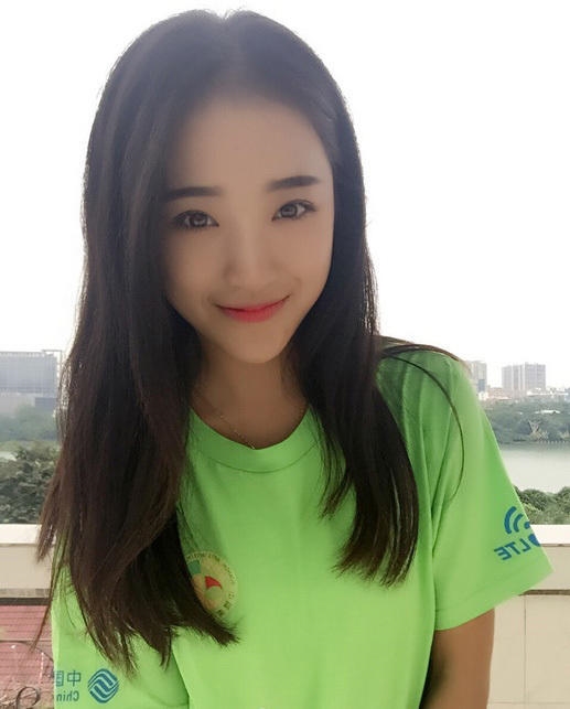 20歲中國妹子被封“世界最美身材”：叢林大秀一字馬