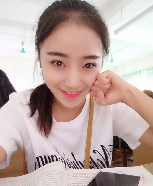 20歲中國妹子被封“世界最美身材”：叢林大秀一字馬