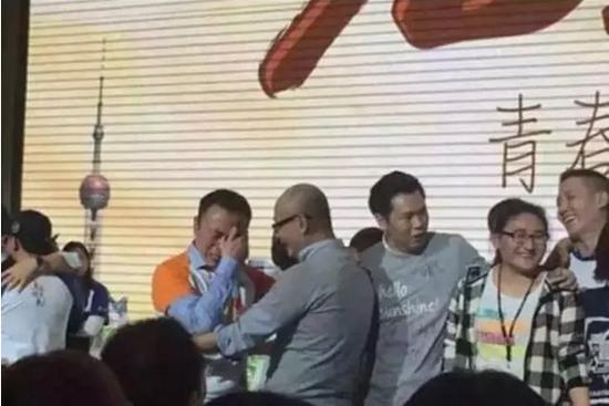 (穿著藍色襯衫，外面套橙白相間的大眾點評工服的是張濤)