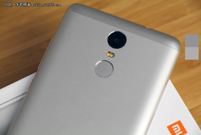 金屬+指紋成標配 千元機買哪個最劃算