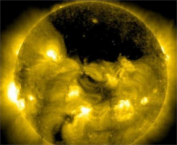 黑洞吃太陽 黑洞 太陽