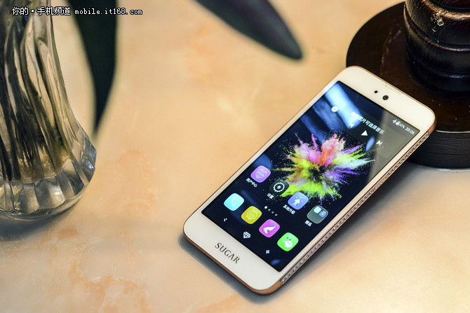 第一臺送給女友的手機 SUGAR C6售1699