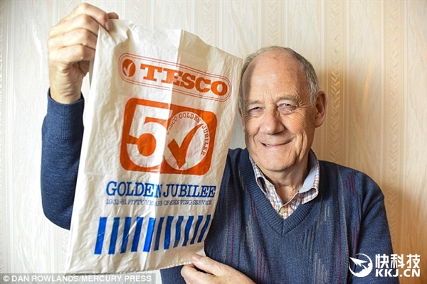 點贊！英國大爺一個購物袋重復使用34年被評