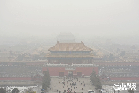 北京首次啟動霧霾紅色預警！<a href=/smart/qiche/ target=_blank class=infotextkey>汽車</a>限行 中小學停課