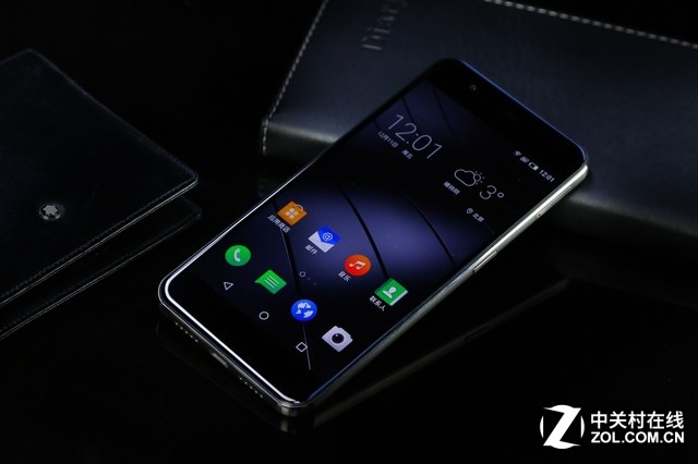 Gigaset ME pro采用1920x1080像素的5.5英寸屏幕，高通驍龍810處理器，3GB RAM+32GB ROM，以及800萬像素+后置2000萬像素的組合，電池容量4000mAh。相比Gigaset ME，除了機身更大、在后置攝像頭配置以及電池上優勢明顯。