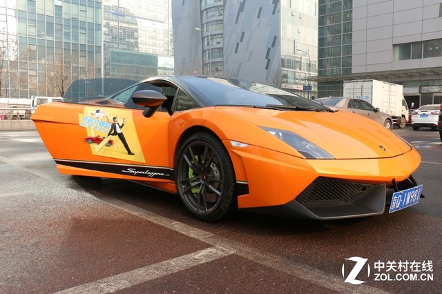 夠快夠爽快的vivo X6Plus剛剛發(fā)布不久，成為了近期關(guān)注度非常高的一款機(jī)型，今天vivo就拍來(lái)了蘭博基尼載著一位美女為中關(guān)村在線送來(lái)了玫瑰金版vivo X6Plus。