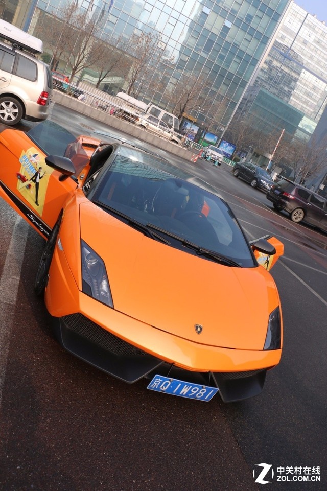 夠快！蘭博基尼載美女送vivo X6Plus  