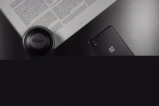 一加手機X暗夜黑版將于12月10日正式開售，在12月10日~17日期間，一加手機還有滿返活動，另外一加一代配件低至1折起；一加二代配件低至5折起。除此之外，每天上午10點還將舉行秒殺活動，2元即可贏取配件、禮包和周邊等。