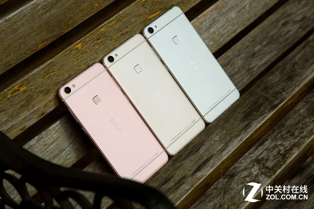 vivo X6是vivo于11月30日在北京水立方發(fā)布的年度旗艦產(chǎn)品之一，目前該機(jī)已經(jīng)在全國全面上市，其中雙4G版售價(jià)為2498元、全網(wǎng)通版售價(jià)為2598元、同時(shí)在vivo官方商城也開啟豪禮預(yù)約銷售，并于12月7日在線上現(xiàn)貨搶購。那么這樣一款引發(fā)了全民關(guān)注的<a href=/mobile/ target=_blank class=infotextkey>智能手機(jī)</a>到底如何呢？能不能成為2016年街機(jī)呢？來，先看看臉！