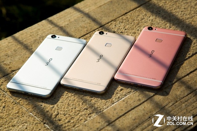 夠快才暢快vivo X6正面采用了2.5D弧面玻璃，并用鋯砂噴涂工藝，經(jīng)過57道工序和3448秒的一體化真?全金屬機(jī)身，其金屬占比達(dá)了業(yè)內(nèi)最高的98.3%，并擁有金色、銀色和玫瑰金三個(gè)顏色，加上流線美弧設(shè)計(jì)，使得該機(jī)擁有擁有極佳手感。