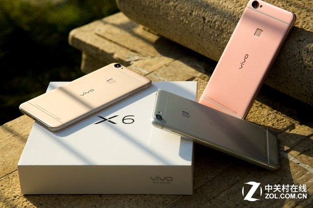 同時(shí)，夠快才暢快vivo X6使用了vivo天線革新技術(shù)解決信號問題：特征模射頻天線+智能雙天線，使得天線靈敏度提升50%，并能根據(jù)信號環(huán)境自動(dòng)匹配最佳射頻電路，獲得最佳的通話體驗(yàn)。