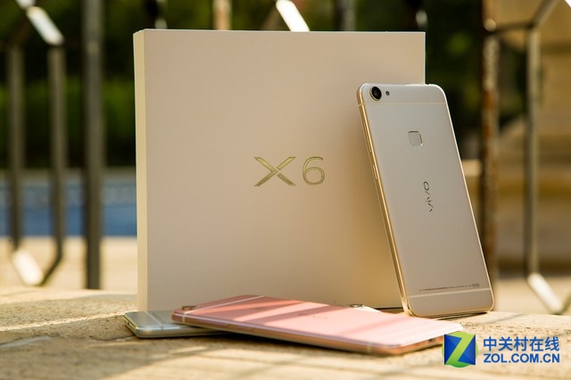 夠快才暢快vivo X6的信號帶僅有1.5mm，屬于行業(yè)領(lǐng)先水平，遠(yuǎn)低于<a href=/mobile/iphone/ target=_blank class=infotextkey>iPhone</a>等產(chǎn)品的信號帶寬度，讓夠快才暢快vivo X6看起來更加美觀。