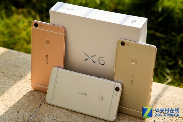 配置方面，夠快才暢快vivo X6配備了4G超大運(yùn)存作為“暢快”的硬件基礎(chǔ)，因?yàn)?G超大運(yùn)存不但能帶來更快的APP啟動(dòng)速度，還能同時(shí)開啟更多APP，更能保證長時(shí)間使用手機(jī)而不卡頓。