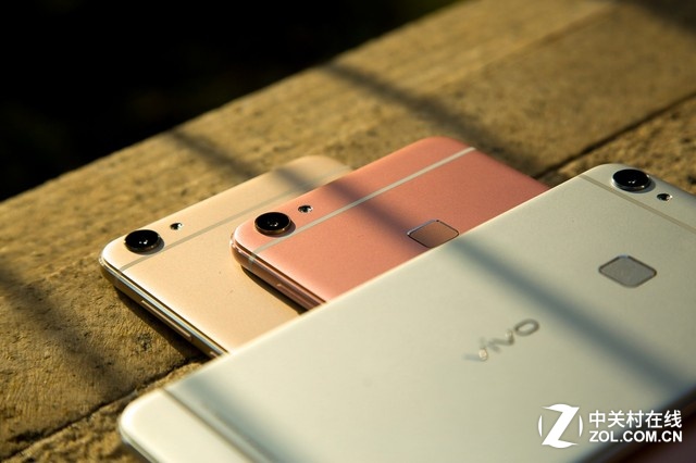 并且，夠快才暢快vivo X6支持分屏多任務(wù)，可以實(shí)現(xiàn)在同一屏幕一邊看視頻、一邊聊<a href=/tags/29-0.html target=_blank class=infotextkey>微信</a>，不用再來回切換，既為用戶節(jié)省了更多的流量，不用收到廣告的騷擾，更為用戶節(jié)省了操作的時(shí)間、提升了操作體驗(yàn)。