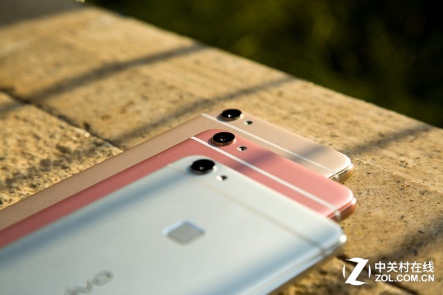 同時(shí)，夠快才暢快vivo X6還搭載了熄屏解鎖僅0.4秒、亮屏解鎖僅0.2秒的360度極速按壓式指紋識別，屬于行業(yè)最快水準(zhǔn)。