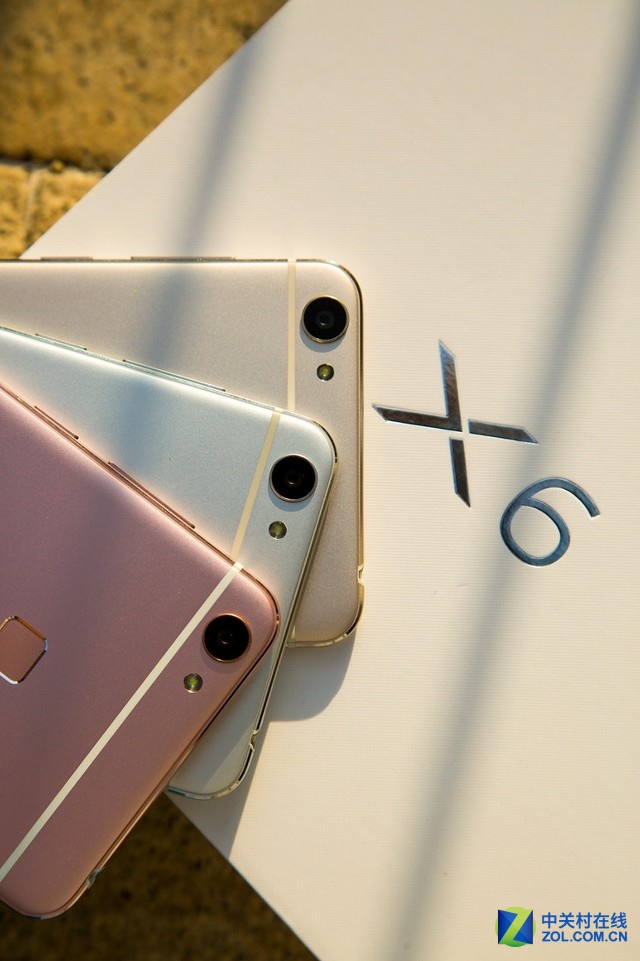 其指紋識別還采用Trustzone技術(shù)，將指紋信息存放在一個(gè)完全獨(dú)立、安全的硬件區(qū)域，保證安全，并以此為基礎(chǔ)研發(fā)了vivo獨(dú)有的TEE 可信賴支付環(huán)境，讓指紋支付變得更加安全，所以夠快才暢快vivo X6不僅僅支持支付寶指紋支付，還將是<a href=/mobile/android/ target=_blank class=infotextkey>安卓</a>平臺(tái)上全球首款支持微信指紋認(rèn)證官方安全標(biāo)準(zhǔn)的智能手機(jī)。