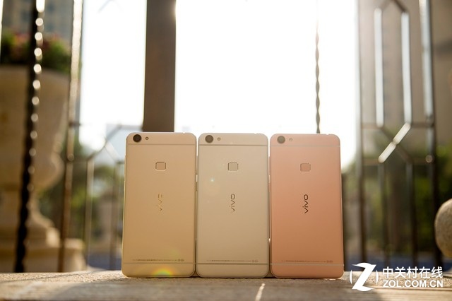 當(dāng)然，既然是夠快才暢快，所以vivo X6還搭載了vivo自主研發(fā)的雙引擎閃充，其采用國際通用標(biāo)準(zhǔn)，方案成熟，量產(chǎn)經(jīng)驗(yàn)豐富；并通過雙充電芯片和雙充電電路，將充電速度提升至普通手機(jī)的兩倍，更加高效；同時(shí)雙引擎閃充兼容行業(yè)標(biāo)準(zhǔn)的USB線；還能夠根據(jù)手機(jī)使用情況智能管理手機(jī)充電電流，充電既快又安心。夠快才暢快vivo X6從內(nèi)到外，有如此多的暢快賣點(diǎn)，成為“最快”的智能手機(jī)并非浪得虛名，或許將續(xù)寫vivo銷售神話，成為2016年年度街機(jī)之一！