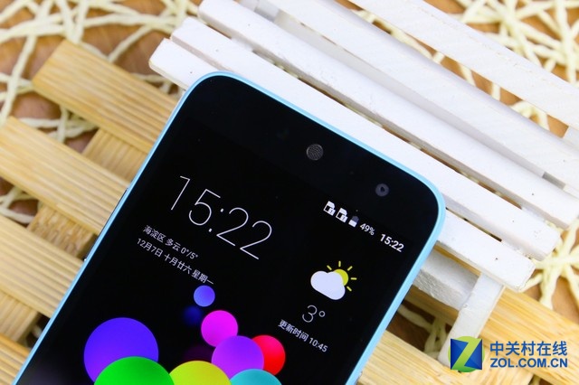 中興Blade A1配有5英寸大小的HD屏，聯(lián)發(fā)科MT6735處理器以及2GB+16GB的內(nèi)存組合，運(yùn)行全新基于Android5.1系統(tǒng)的Mifavor3.2系統(tǒng)。拍照端該機(jī)則配備有1300萬(wàn)像素+800萬(wàn)像素鏡頭的組合，還有2800毫安時(shí)的電池，并且可以支持雙卡雙待。