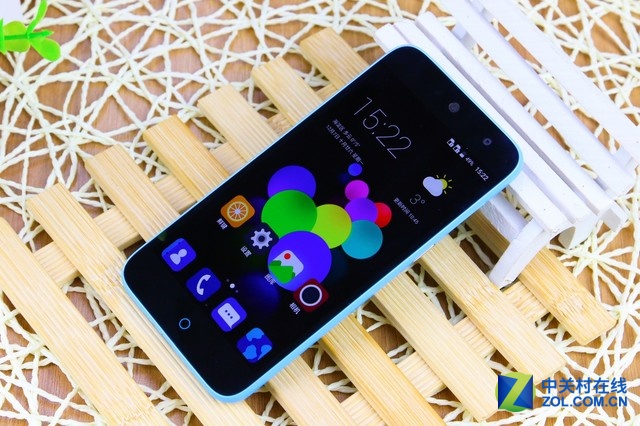 2015年12月3日，中興通訊和京東強(qiáng)強(qiáng)聯(lián)合，建立戰(zhàn)略合作關(guān)系，并推出一款全民指紋手機(jī)―中興Blade A1。中興Blade A1移動(dòng)版售價(jià)為599元，全網(wǎng)通版本售價(jià)為699元。中興Blade A1主打指紋識(shí)別功能，采用第二代指紋解鎖綜合解決方案，提升指紋的安全性能，支持360度隨意解鎖，可實(shí)現(xiàn)0.3秒的快速解鎖。