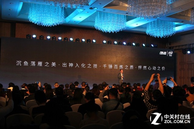 主打3倍光學(xué)變焦的華碩鷹眼依舊搭載了強勁的Intel Atom處理器和4GB運存，機身加入了金屬邊框和小牛皮高檔皮革，為手機帶來全方位的旗艦體驗。2.5GHz/128GB版售價3199元，2.3GHz/64GB版本僅售2799元，目前已經(jīng)在京東接受預(yù)定，12月18日正式開售。