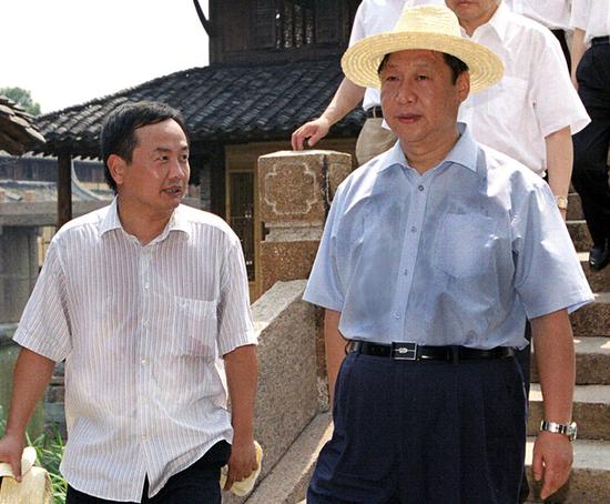 2005年8月3日，時任中共浙江省委書記、省人大常委會主任習近平到烏鎮調研，時任烏鎮古鎮保護與旅游開發管委會主任陳向宏匯報古鎮情況。圖/徐建榮 攝