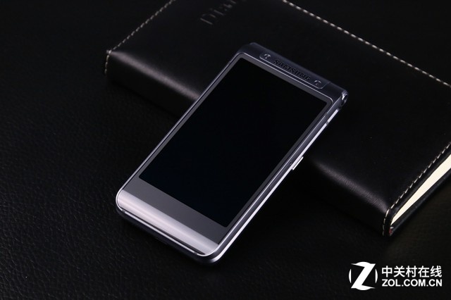 三星W2016已經(jīng)是該系列的第八代機(jī)型了，全新的三星W2016不僅僅在硬件方面有著升級，在外觀以及整體質(zhì)感上也有著非常明顯的改變。對于這樣一款定位高端人群的機(jī)型，售價(jià)也一直延續(xù)了此前的傳統(tǒng)。