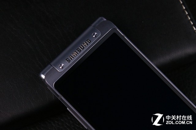 三星W2016配備了雙3.9英寸的Super AMOLED屏，分辨率均為1280X768像素的WXGA級別，內(nèi)置一顆三星Exynos7420八核芯<a href=/tags/86-0.html target=_blank class=infotextkey>處理器</a>，而3GB RAM+64GB ROM的<a href=/tags/2778-0.html target=_blank class=infotextkey>內(nèi)存</a>組合，可流暢運(yùn)行Android 5.1<a href=/pc/system/ target=_blank class=infotextkey>系統(tǒng)</a>。而在機(jī)身背部還設(shè)有一枚1600萬像素后置攝像頭，包含LED補(bǔ)光燈，及其對應(yīng)的500萬像素前置鏡頭。