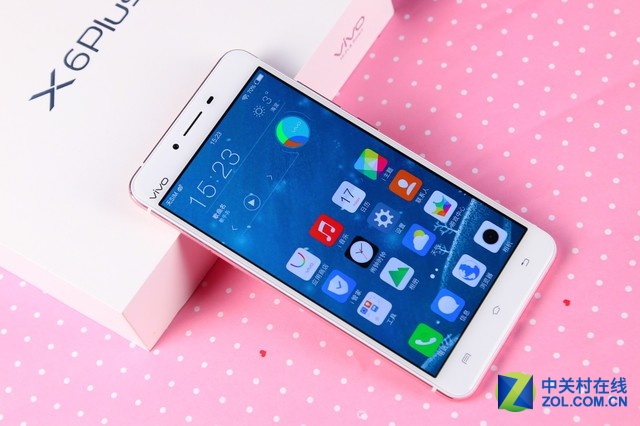 vivo X6Plus在采用64位8核處理器+4GB超大運(yùn)存的同時(shí)，搭載了5.7英寸的超大屏幕，同時(shí)還內(nèi)置了64GB超大的存儲(chǔ)容量，并同樣支持最大128GB的內(nèi)存卡拓展，vivo X6Plus還將電池容量升級(jí)到3000毫安的超大電池，配合雙引擎閃充功能讓續(xù)航更加長(zhǎng)久，充電更加方便。vivo X6Plus和X6一樣，采用了2.5D弧面玻璃配合金屬占比達(dá)到業(yè)內(nèi)最高的98.3%的一體化機(jī)身。