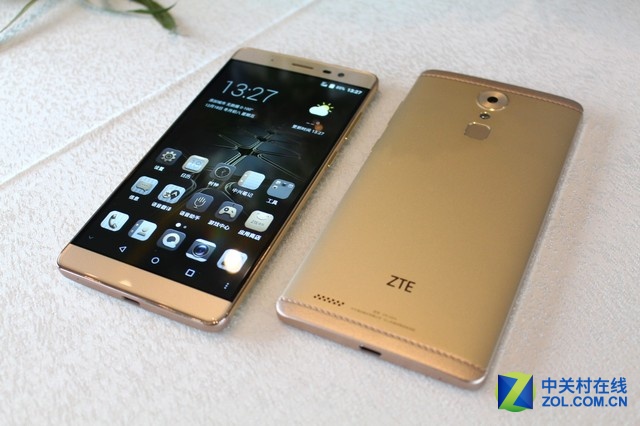 中興AXON天機MAX配備6英寸1080p AMOLED顯示屏,選用八核1.<a href=/tags/438-0.html target=_blank class=infotextkey>5G</a>Hz主頻驍龍617<a href=/tags/86-0.html target=_blank class=infotextkey>處理器</a>,輔以3GB RAM及32GB ROM,支持最高128GB microSD卡存儲擴展。