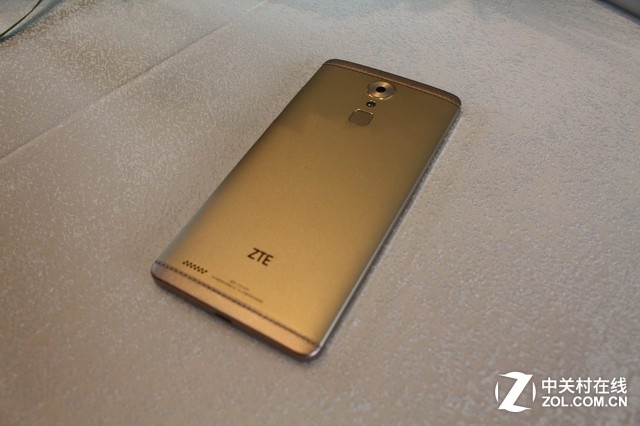 手機搭載了基于Android 5.1<a href=/pc/system/ target=_blank class=infotextkey>系統</a>的Mifavor 3.5 UI,前后1300萬像素攝像頭擁有5級智能美顏,后置1600萬像素攝像頭支持PDAF 0.1秒快速對焦及F1.9大光圈。