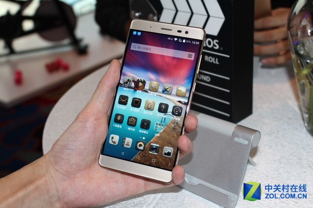 中興AXON天機MAX還擁有4140毫安時階梯式電池,支持QC2.0可快速充電。